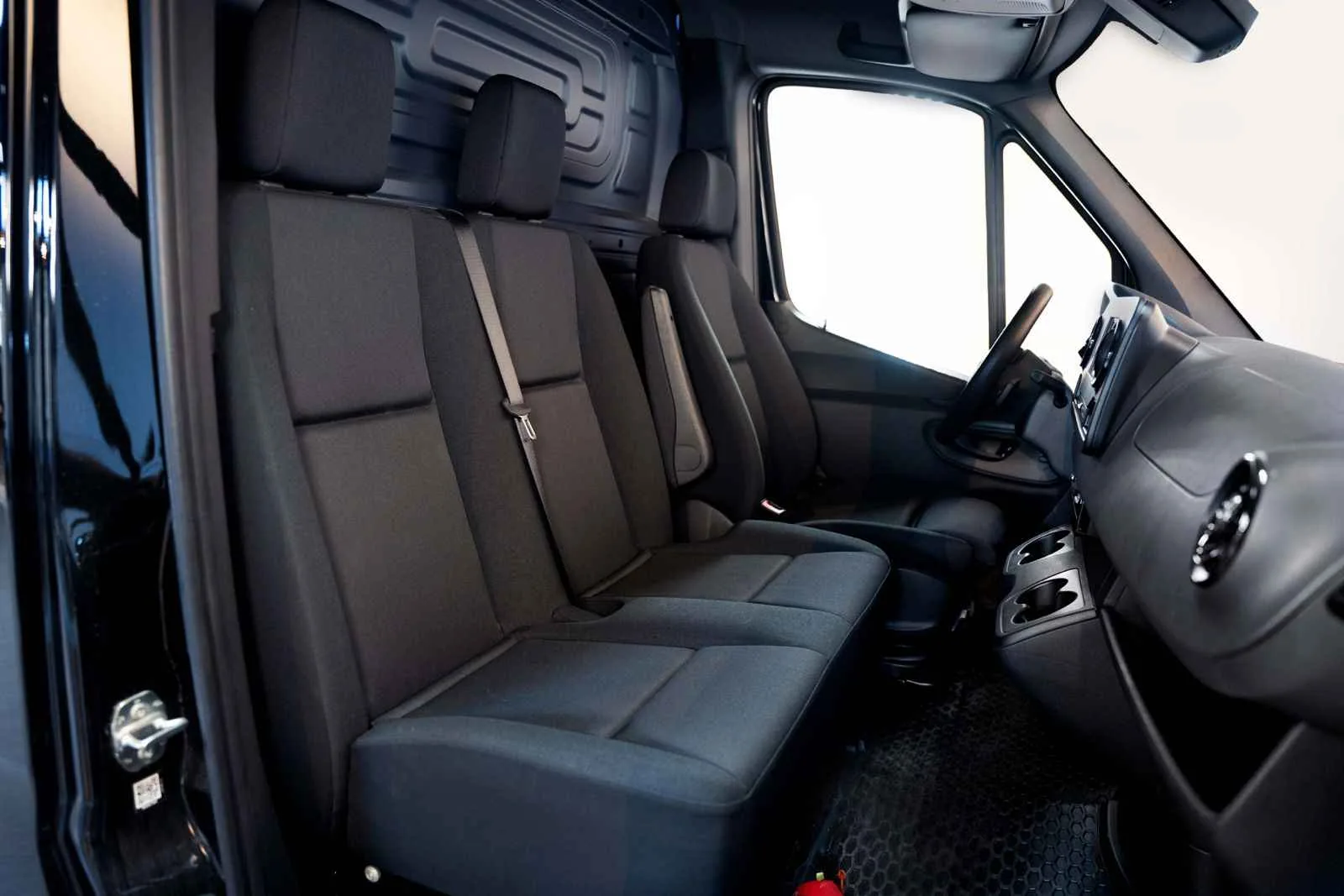 Mercedes-Benz Sprinter 2024 — تحويلة VIP داخلية في دبي — صورة 2