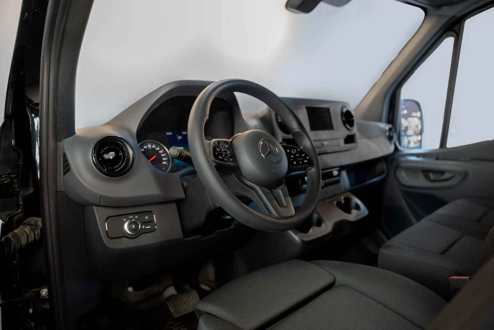 Mercedes-Benz Sprinter 2024 — تحويلة VIP داخلية في دبي — صورة 3