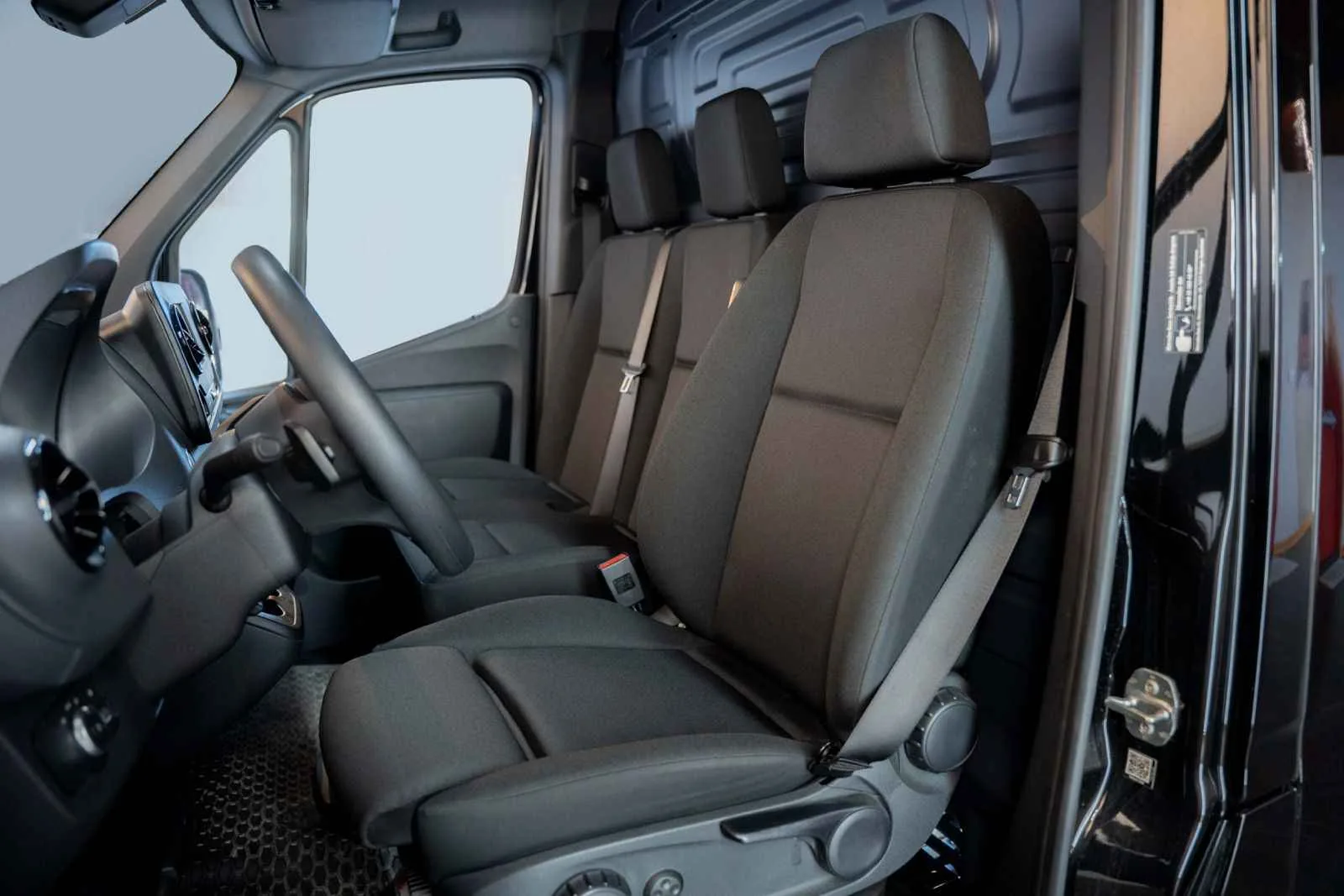 Mercedes-Benz Sprinter 2024 — تحويلة VIP داخلية في دبي — صورة 5