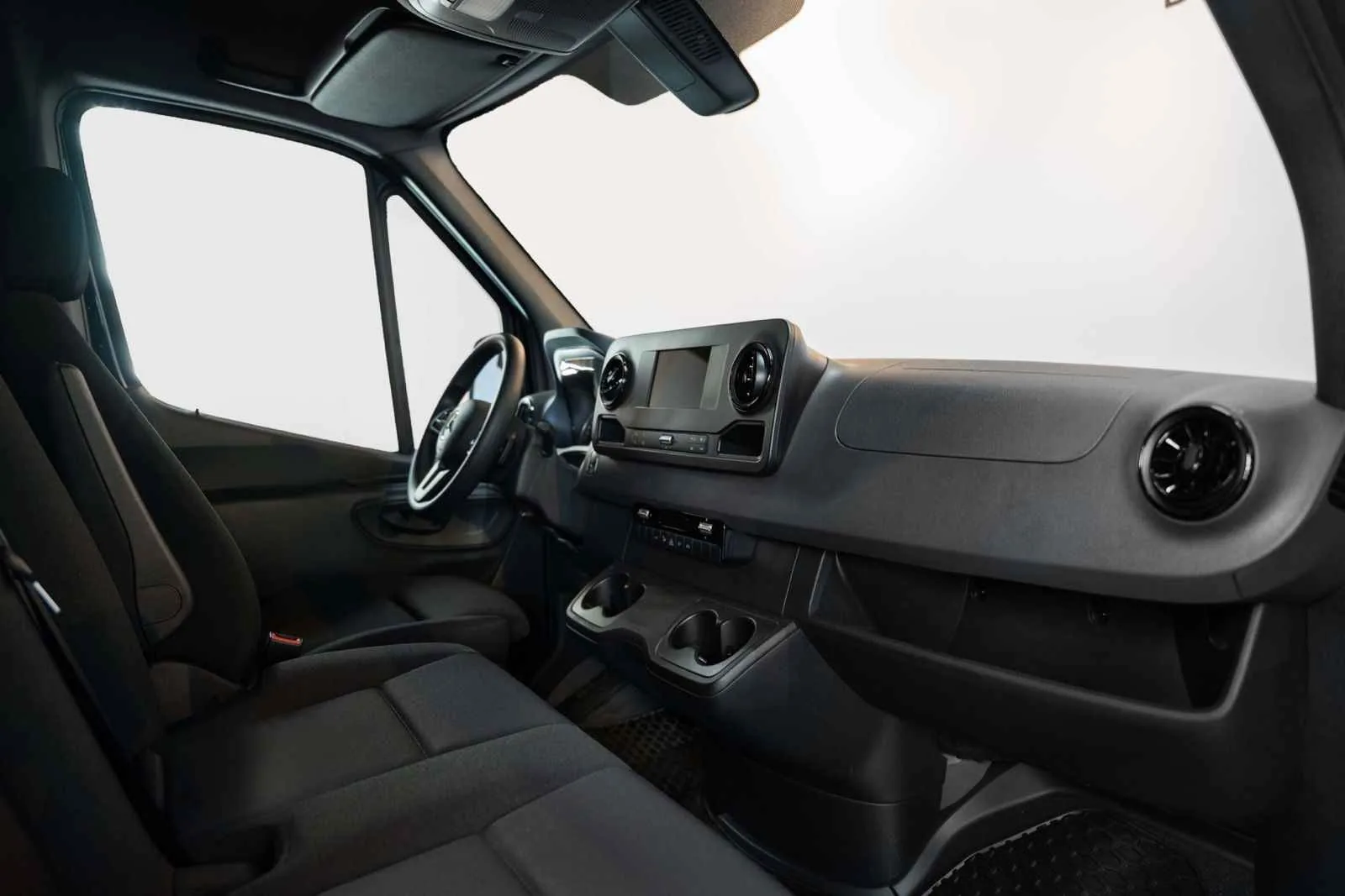 Mercedes-Benz Sprinter 2024 — تحويلة VIP داخلية في دبي — صورة 7
