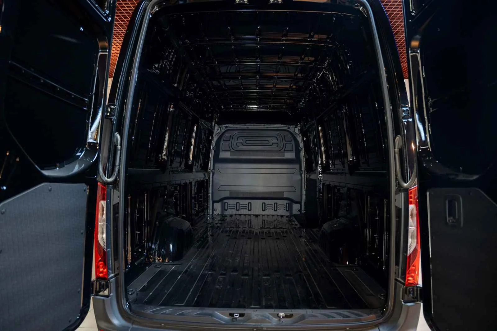 Mercedes-Benz Sprinter 2024 — تحويلة VIP داخلية في دبي — صورة 12