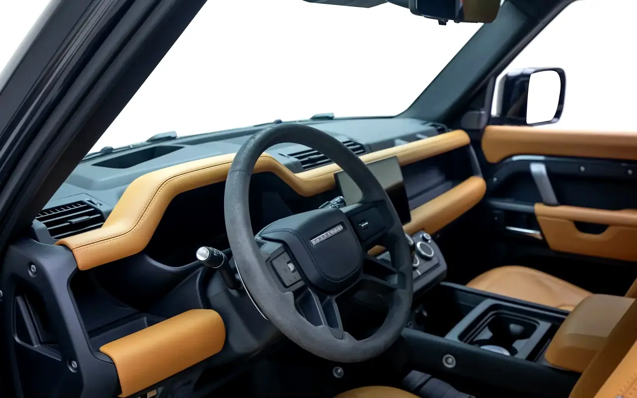 لاند روفر ديفندر 110 V8 الإصدار النهائي P525 جديد كلياً 2025 — تحويلة VIP داخلية في دبي — صورة 8