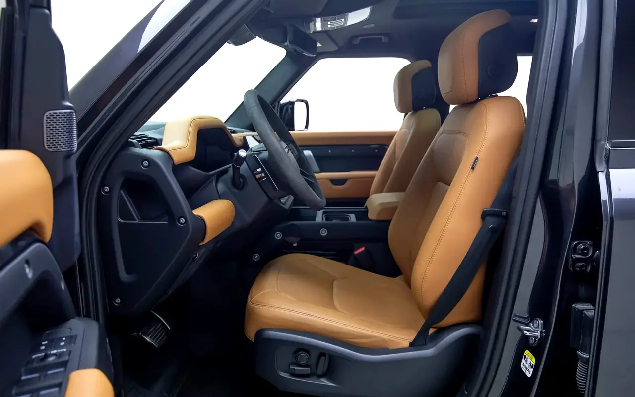 لاند روفر ديفندر 110 V8 الإصدار النهائي P525 جديد كلياً 2025 — تحويلة VIP داخلية في دبي — صورة 9
