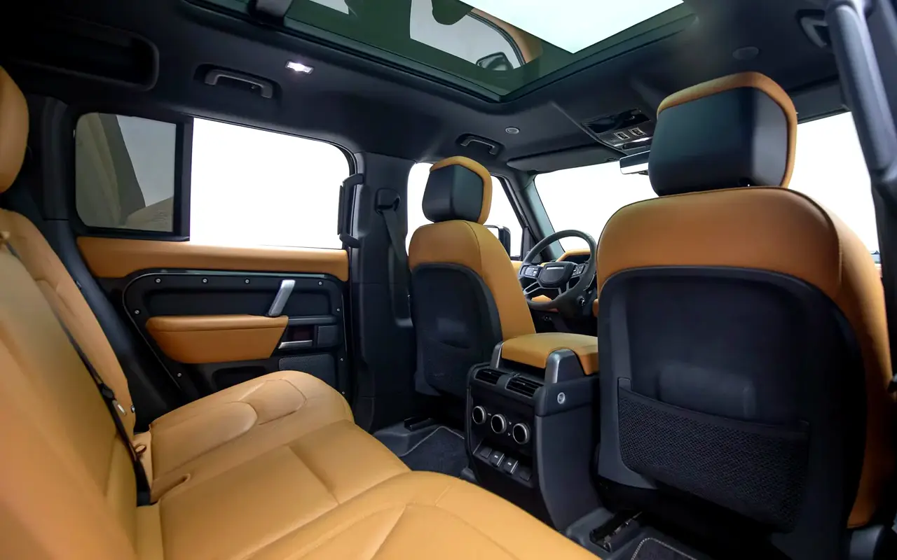 لاند روفر ديفندر 110 V8 الإصدار النهائي P525 جديد كلياً 2025 — تحويلة VIP داخلية في دبي — صورة 14