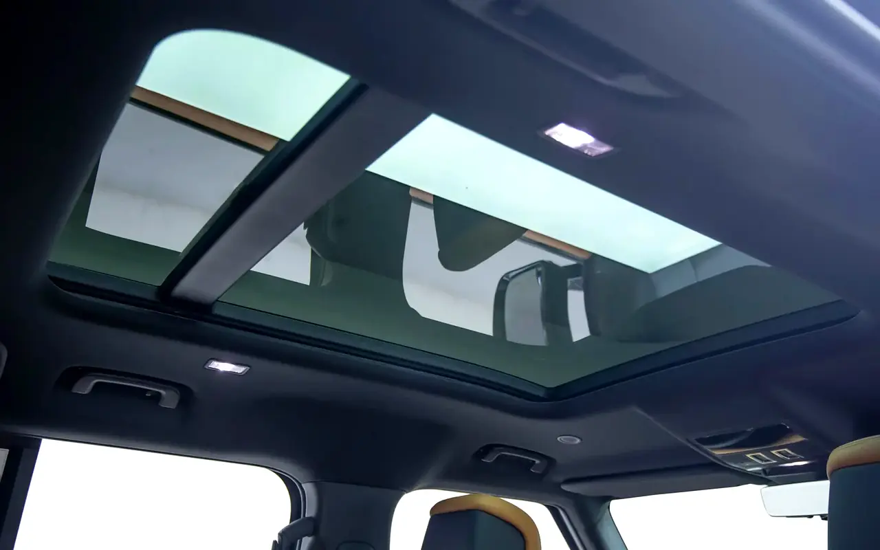لاند روفر ديفندر 110 V8 الإصدار النهائي P525 جديد كلياً 2025 — تحويلة VIP داخلية في دبي — صورة 15