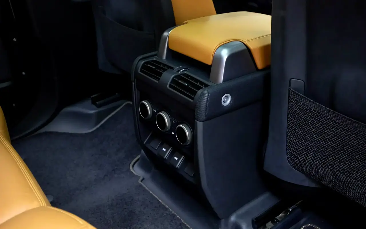 لاند روفر ديفندر 110 V8 الإصدار النهائي P525 جديد كلياً 2025 — تحويلة VIP داخلية في دبي — صورة 17