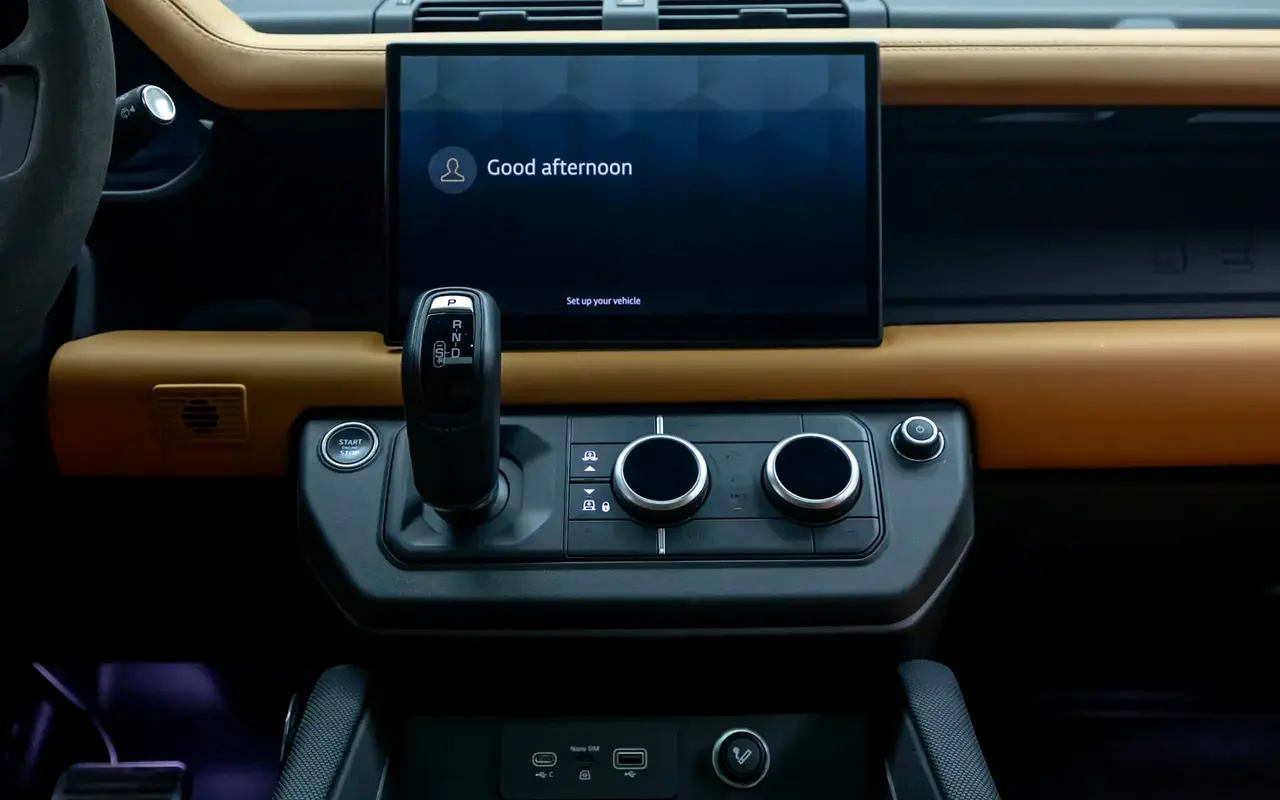 لاند روفر ديفندر 110 V8 الإصدار النهائي P525 جديد كلياً 2025 — تحويلة VIP داخلية في دبي — صورة 18