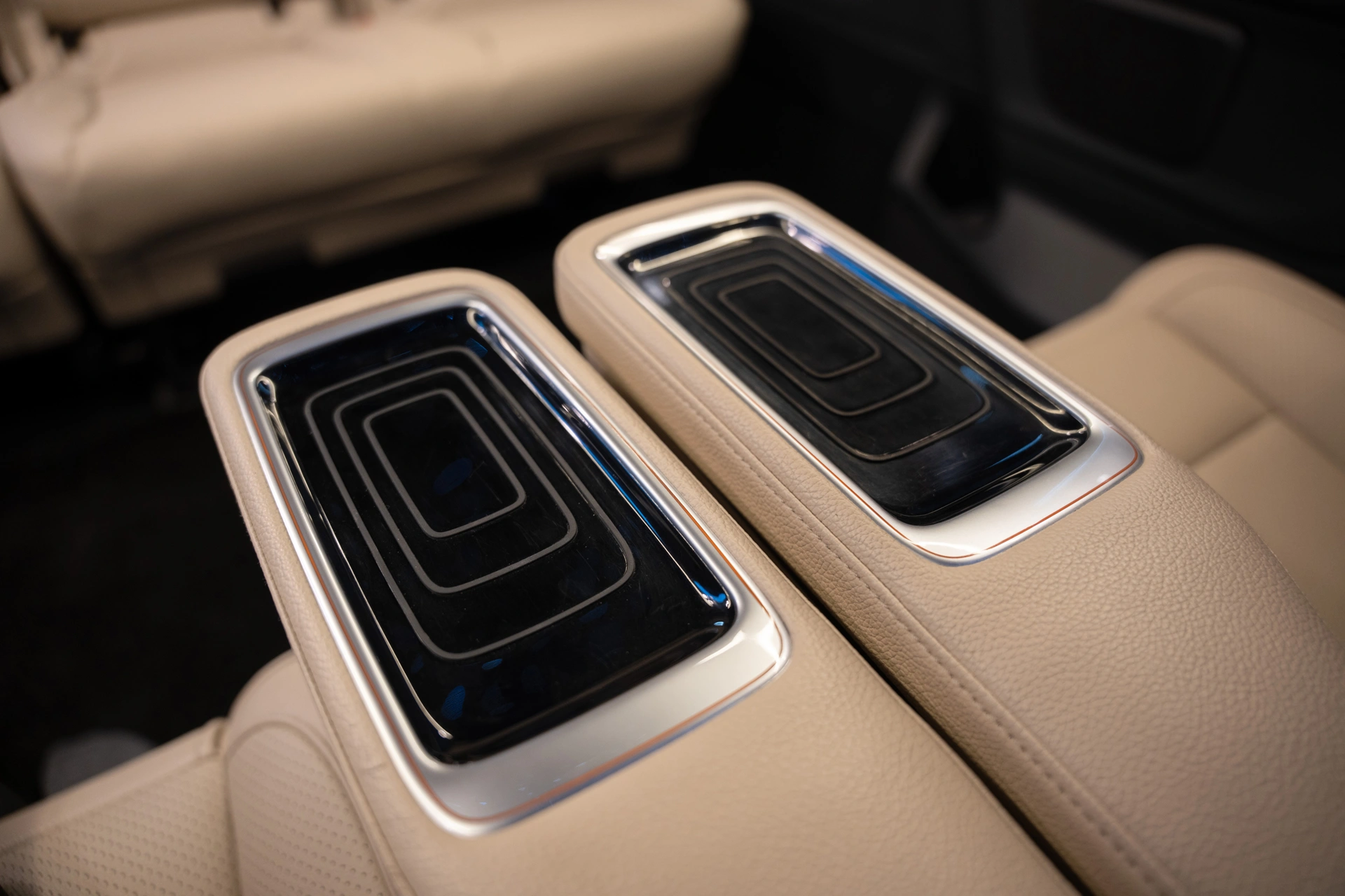 مرسيدس بنز باروغزاي VIP الفئة V 2026 — تحويلة VIP داخلية في دبي — صورة 10
