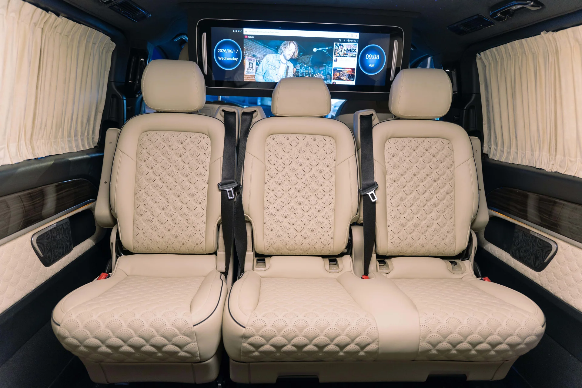 Mercedes-Benz Barugzai VIP V-Class (original Mercedes VIP seats, full option) 2022 — تحويلة VIP داخلية في دبي — صورة 2