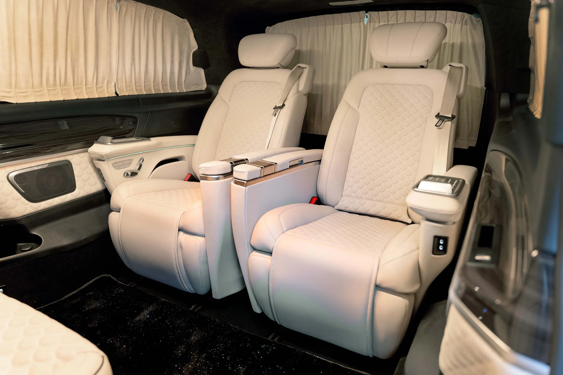 Mercedes-Benz Barugzai VIP V-Class (original Mercedes VIP seats, full option) 2022 — تحويلة VIP داخلية في دبي — صورة 5