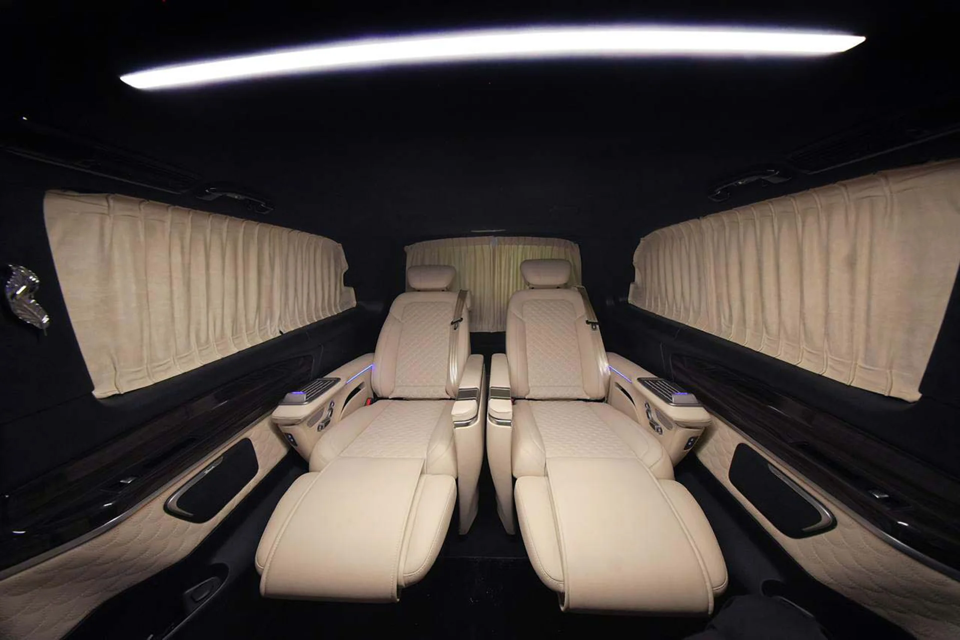 Mercedes-Benz Barugzai VIP V-Class (original Mercedes VIP seats, full option) 2022 — تحويلة VIP داخلية في دبي — صورة 6