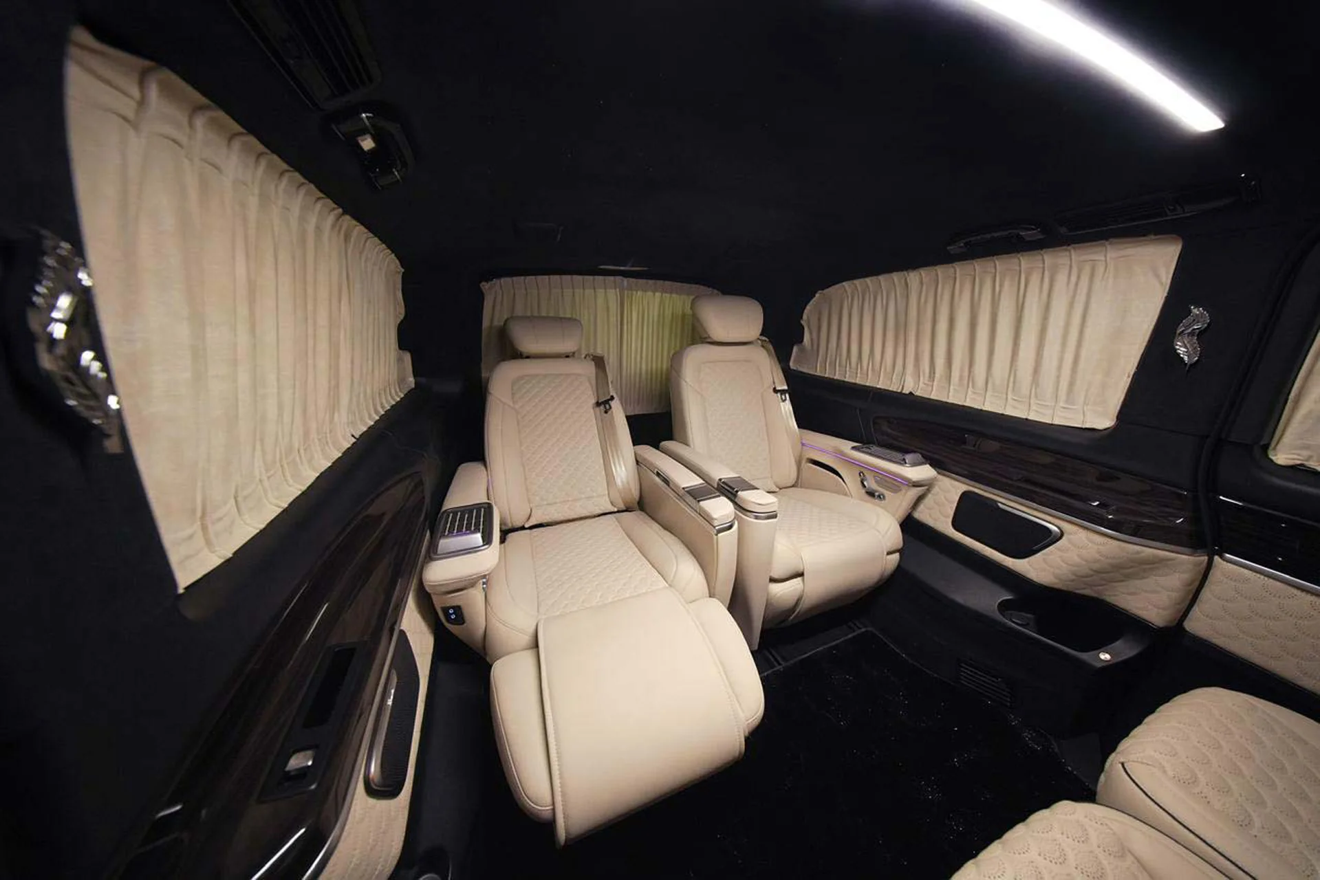 Mercedes-Benz Barugzai VIP V-Class (original Mercedes VIP seats, full option) 2022 — تحويلة VIP داخلية في دبي — صورة 7