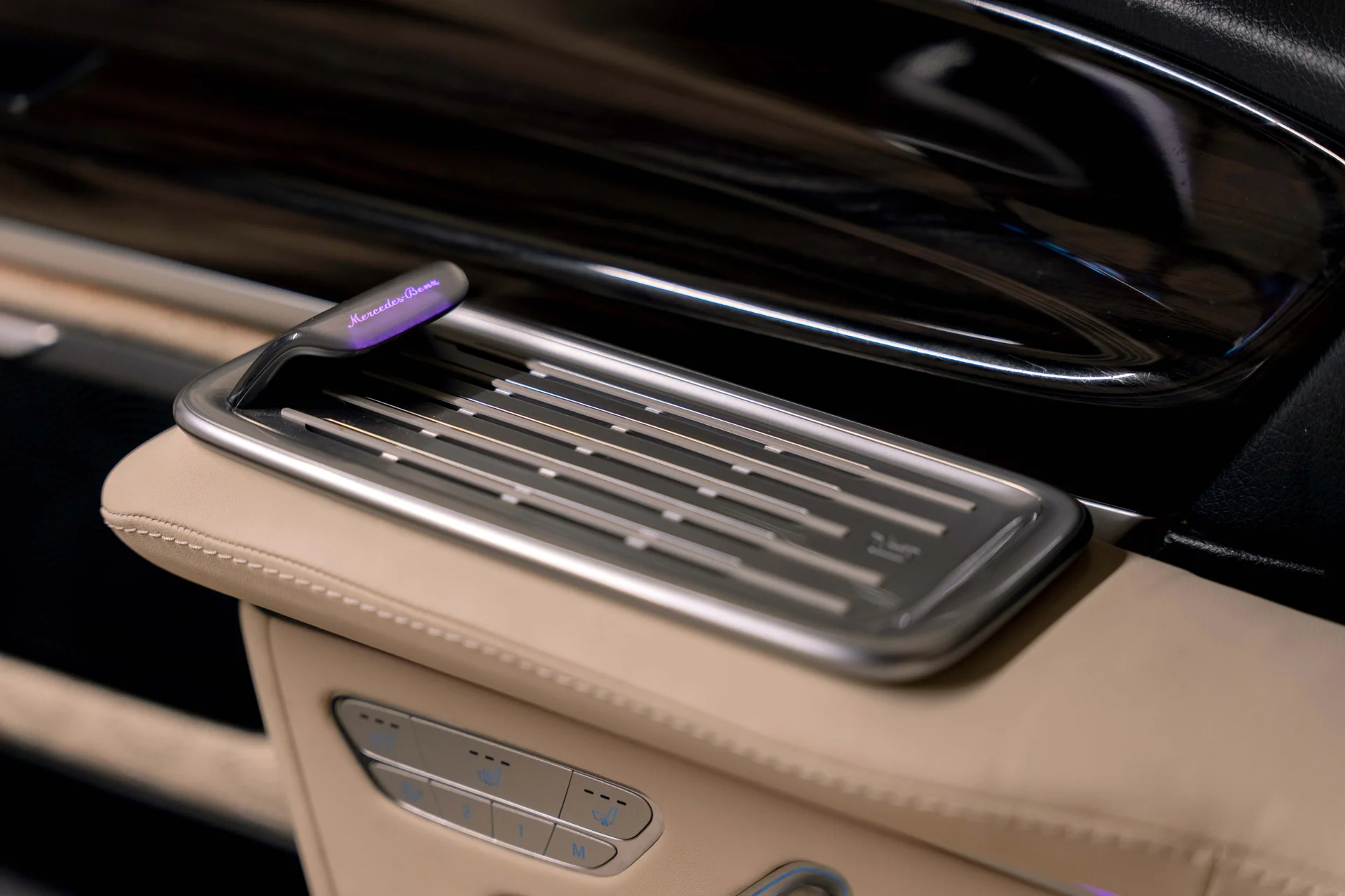 Mercedes-Benz Barugzai VIP V-Class (original Mercedes VIP seats, full option) 2022 — تحويلة VIP داخلية في دبي — صورة 9
