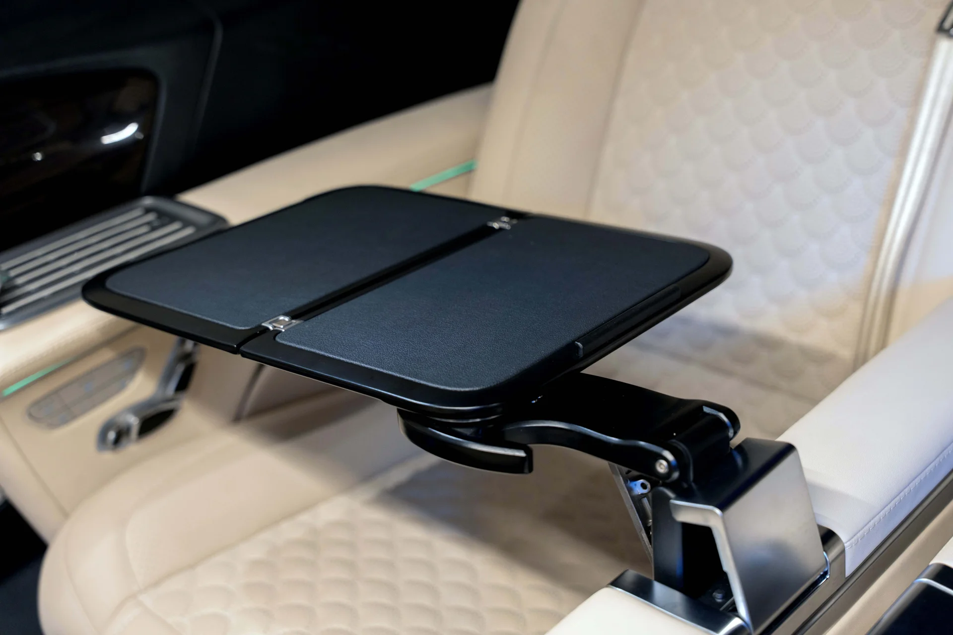 Mercedes-Benz Barugzai VIP V-Class (original Mercedes VIP seats, full option) 2022 — تحويلة VIP داخلية في دبي — صورة 12