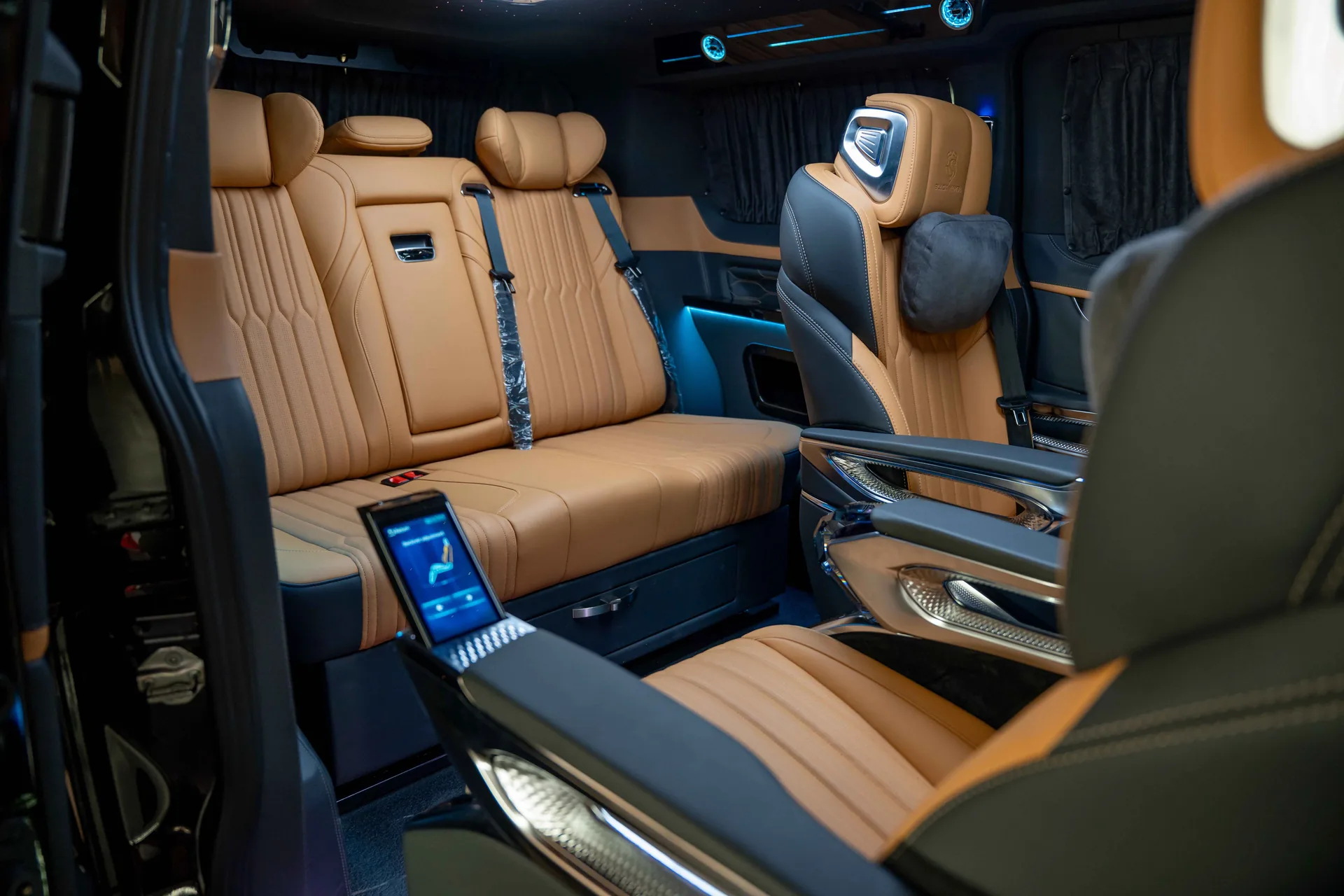 Ford VIP Tourneo Black Mamba 2025 — تحويلة VIP داخلية في دبي — صورة 2