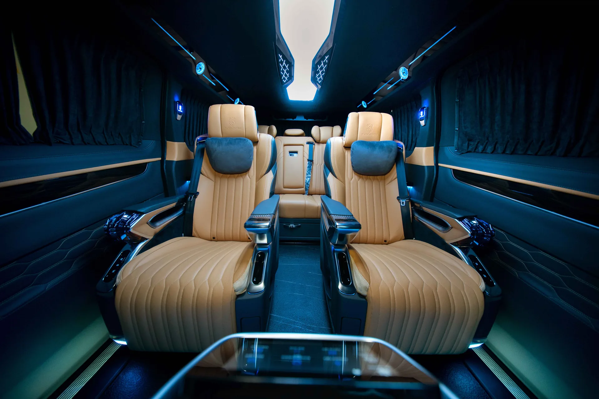 Ford VIP Tourneo Black Mamba 2025 — تحويلة VIP داخلية في دبي — صورة 4