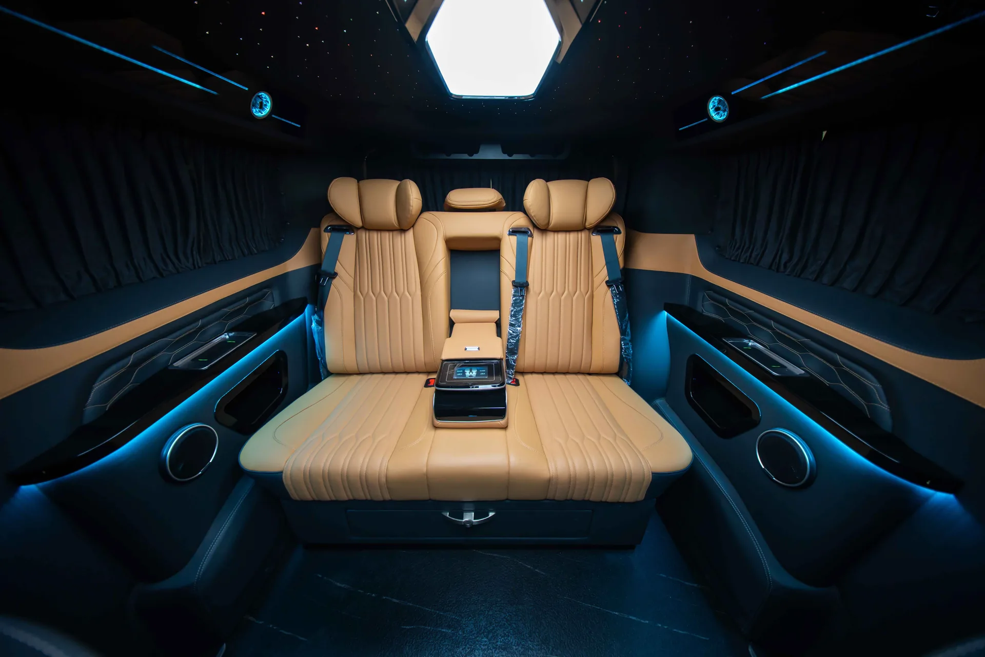 Ford VIP Tourneo Black Mamba 2025 — تحويلة VIP داخلية في دبي — صورة 5
