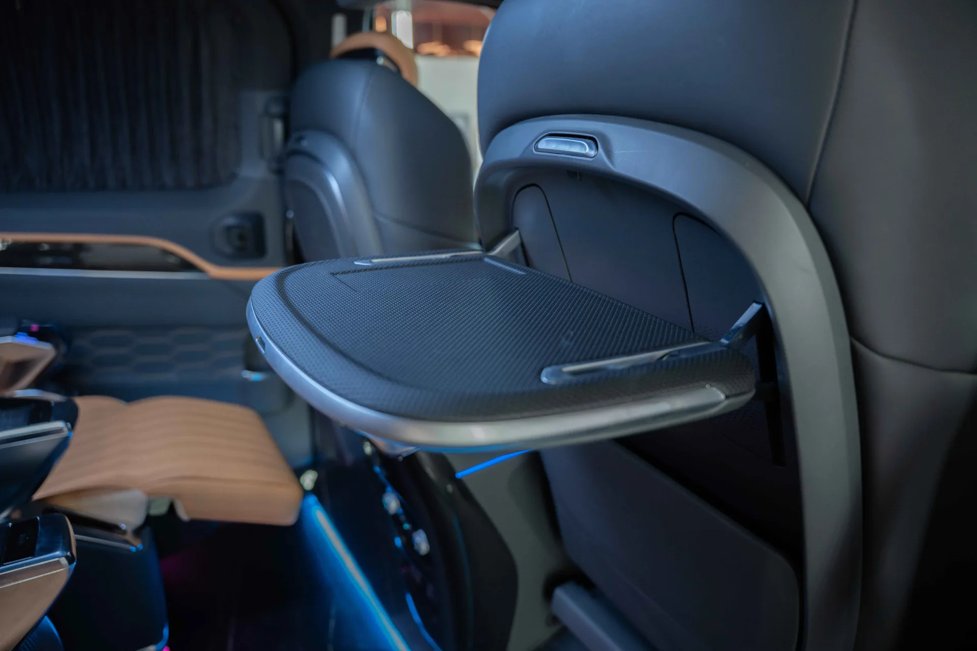 Ford VIP Tourneo Black Mamba 2025 — تحويلة VIP داخلية في دبي — صورة 7
