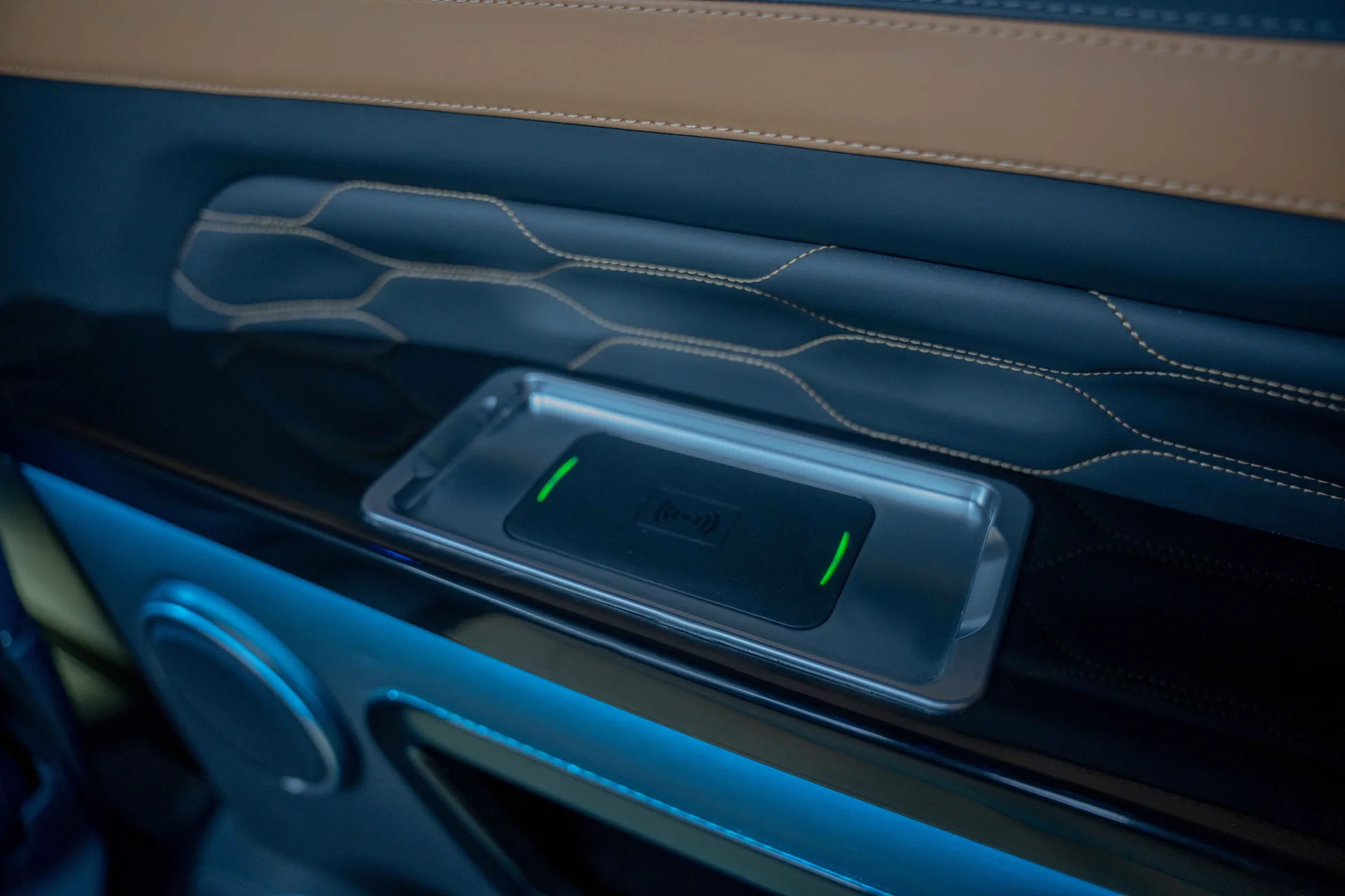 Ford VIP Tourneo Black Mamba 2025 — تحويلة VIP داخلية في دبي — صورة 9