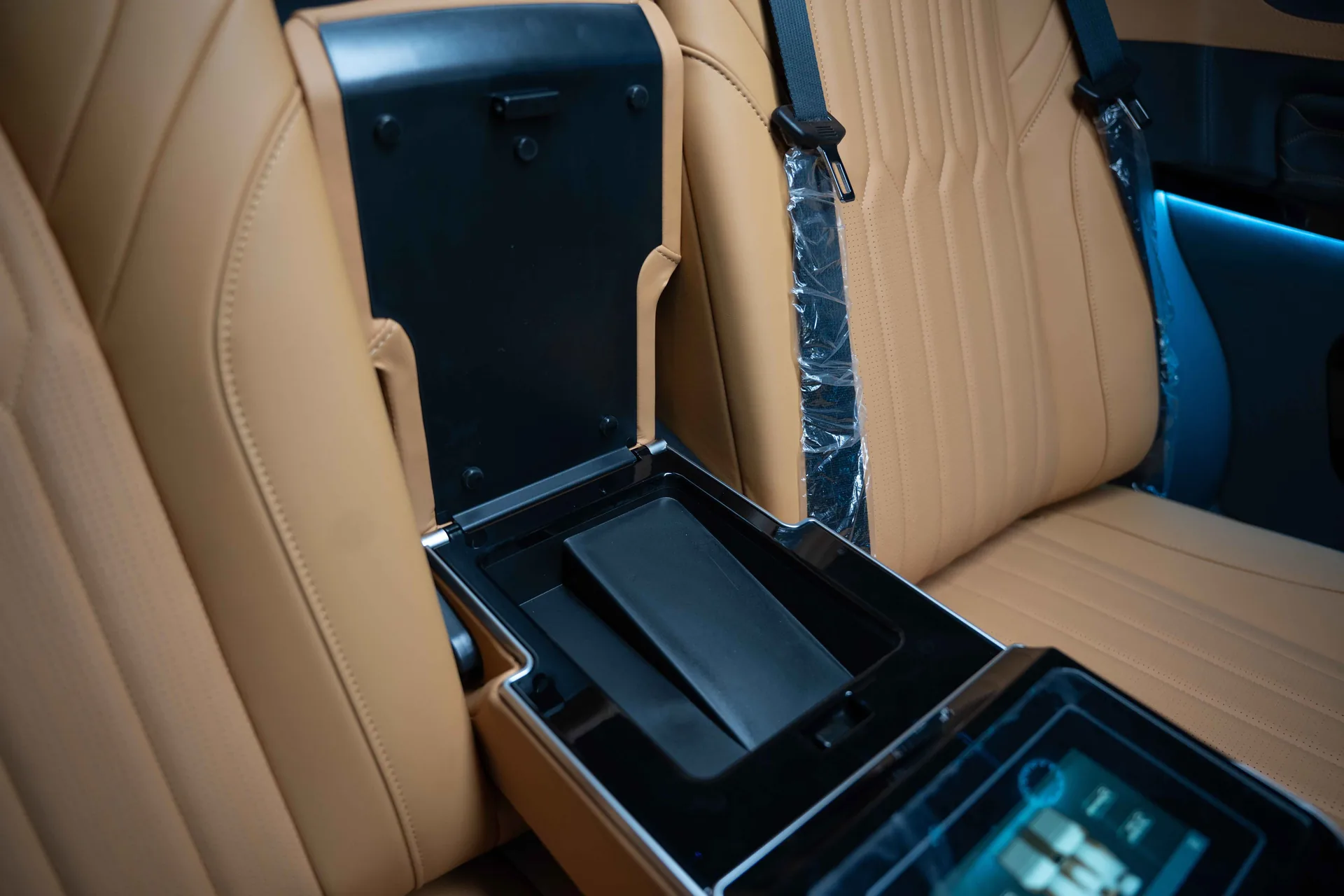 Ford VIP Tourneo Black Mamba 2025 — تحويلة VIP داخلية في دبي — صورة 10